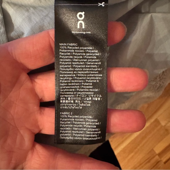 On Running Women’s Grey Hooded weather jacket Medium - Picture 4 of 4